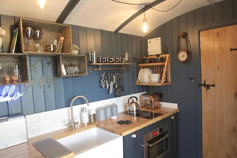 Successful Airbnb property: Luxury Shepherd's Retreat with Hot Tub in Mansfield