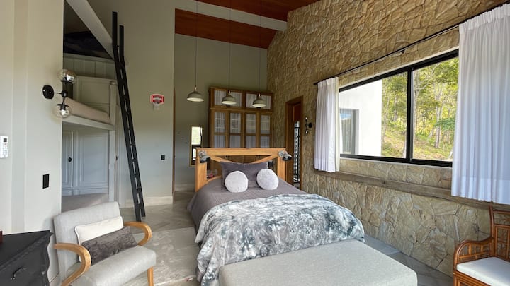 Apartmán 4 na poschodí s manželskou posteľou Queen, dvoma malými manželskými posteľami (šírka 120 cm) a písacím stolom. Má teplý a studený delený vzduch, americký matrac, vankúše z husacieho pásu, plachty a uteráky.