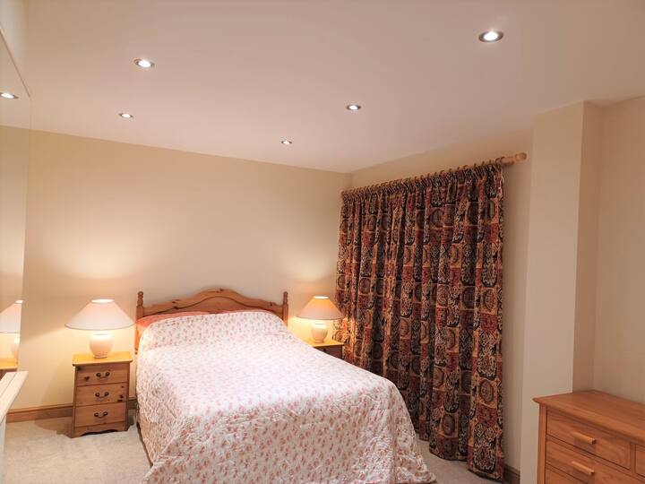 Light, spacious home with driveway parking Houses for Rent in Totnes