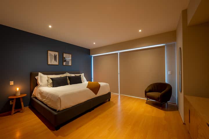 Habitación con cortinas opacas que bloquean la luz solar