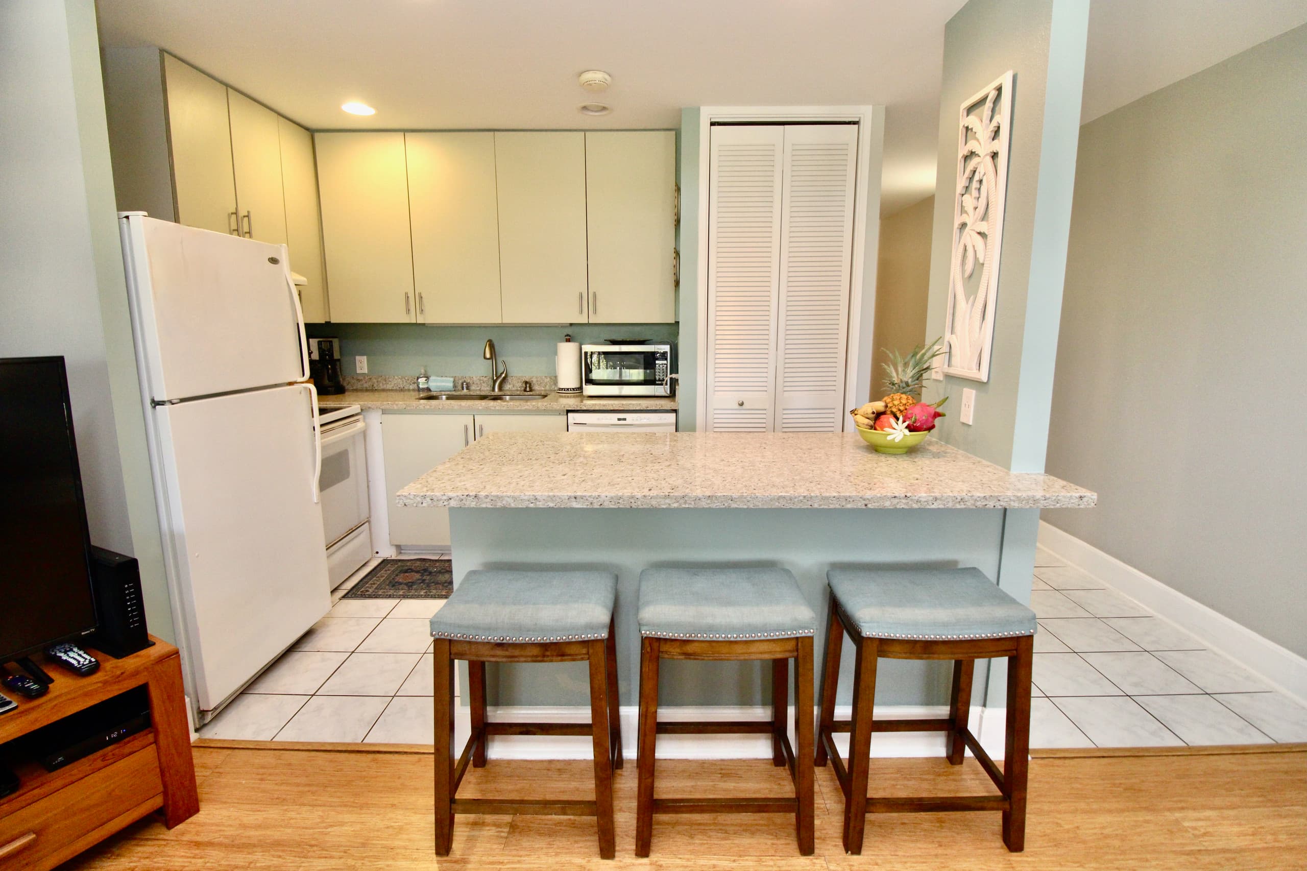 Spacious Condo Paradise - AC, WIFI, New Bathroom ! - Image 11