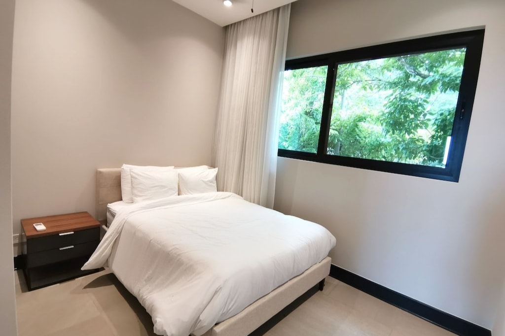 Dhomë gjumi e tretë me krevat dopio "Queen" dhe dollap privat