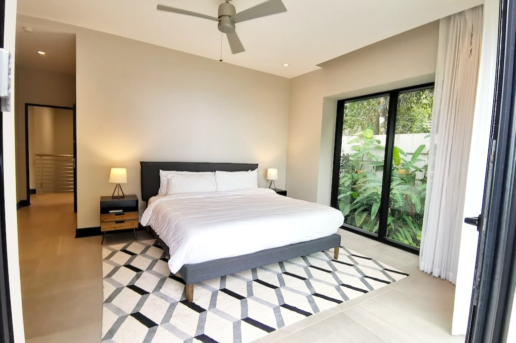 Dhomë gjumi kryesore me pamje nga oqeani, krevat dopio "King" dhe banjë e kompletuar me dollap