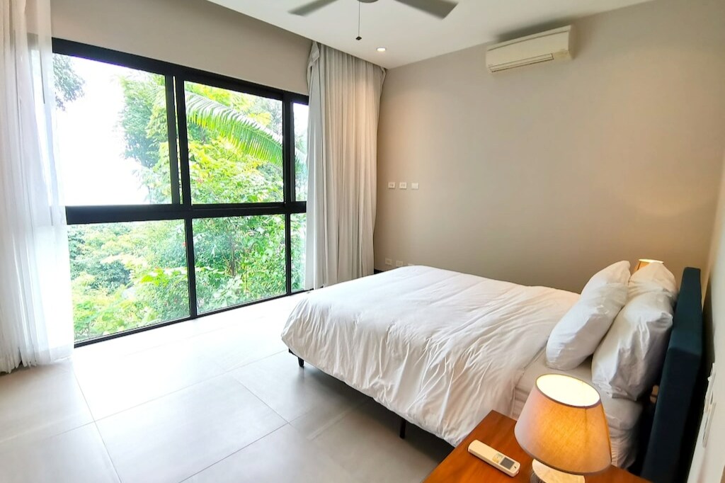 Dhoma e dytë e gjumit me pamje nga oqeani, krevat dopio "Queen" dhe dollap privat