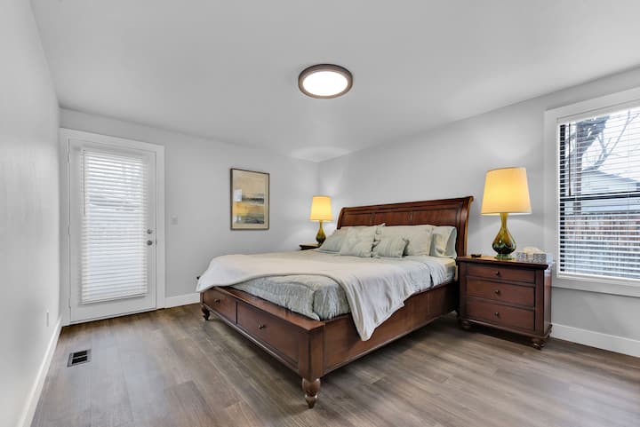يحب ضيفنا السرير المريح للغاية بحجم كبير. الفراش ذو جودة ممتازة ويتم الاحتفاظ به في حالة رائعة. يوجد منفذ USB للشواحن بالإضافة إلى الطاولات والمصابيح لتجعلك تشعر وكأنك في بيتك. يمكنك الوصول إلى الفناء من غرفة النوم.