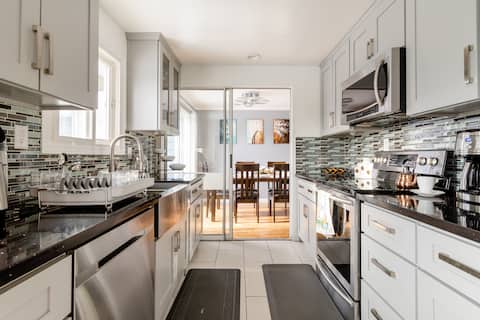 Stunning Rambler W/Access to Airport & Downtown