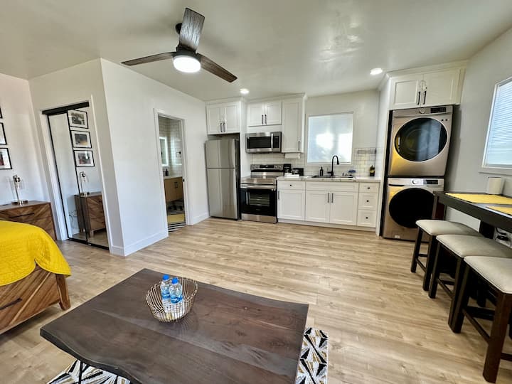 Airy Studio w/ Modern Amenities Near L.A. Beaches