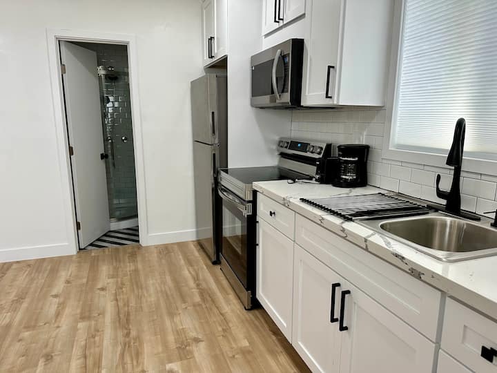 Airy Studio w/ Modern Amenities Near L.A. Beaches