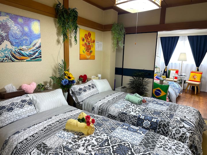 居心地の良いツインベッドを備えた、穏やかなお部屋で、和室のミニマリズムと西洋の魅力の融合を堪能しましょう。