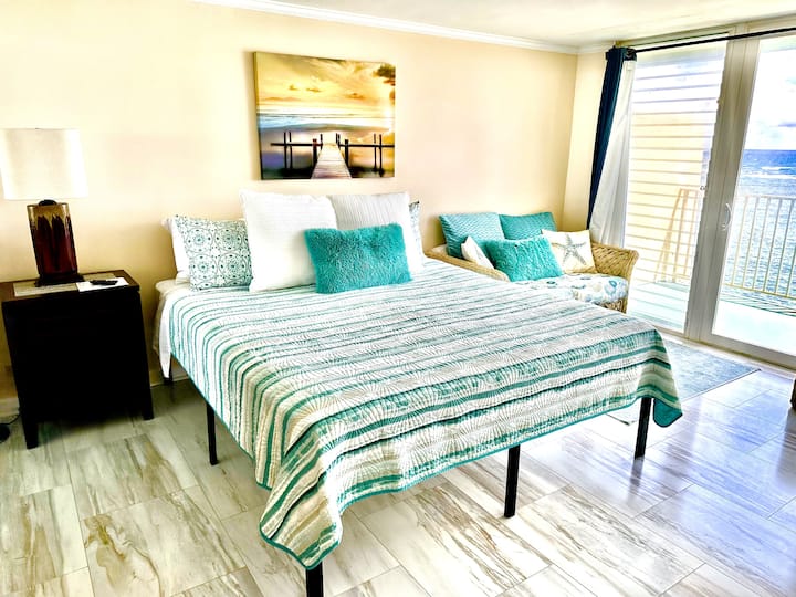El dormitorio de los huéspedes y las vistas al mar desde el balcón. Cama tamaño king y cama individual adicional en esta habitación también.