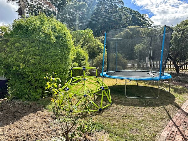 Karri Hideaway 2 Family Forest Retreat + Spa/Sauna gallery image 2