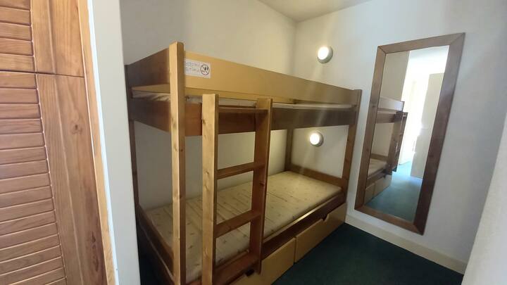 พื้นที่นอนแยกจากห้องนั่งเล่น