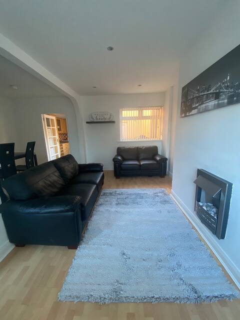 Top performing Airbnb: Modern Two Bed House Close To City Centre in Beersbridge