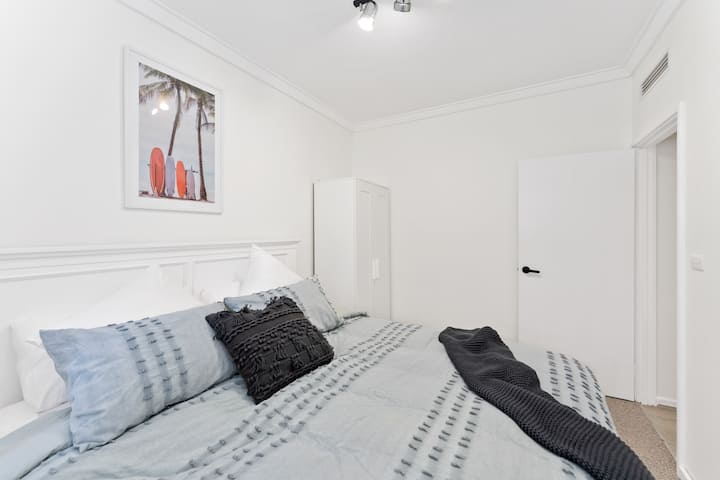 Cama 2. Esta es una habitación más pequeña de 3,6 m x 2,7.

Cama king y armario.