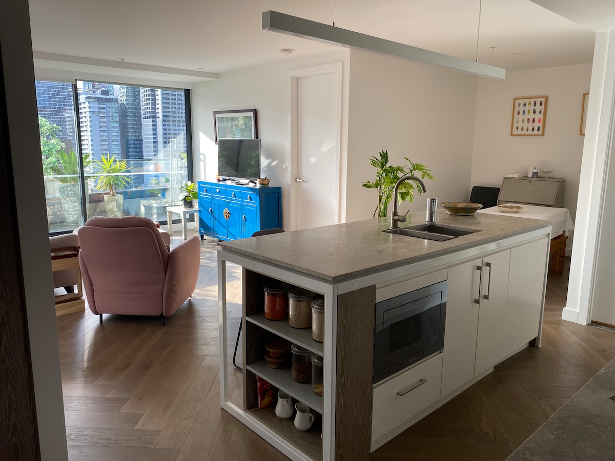 Top Airbnb: Spacious 2 bed apartment, great location in West Melbourne