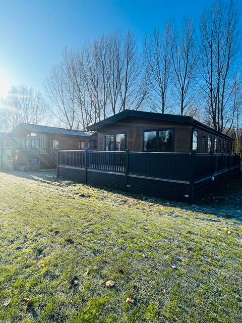 Loki's Retreat Lodge with Hot Tub