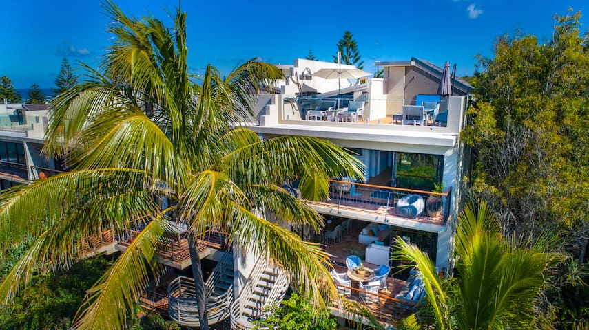 4 bedroom + 3 bathroom Villa by the Sea