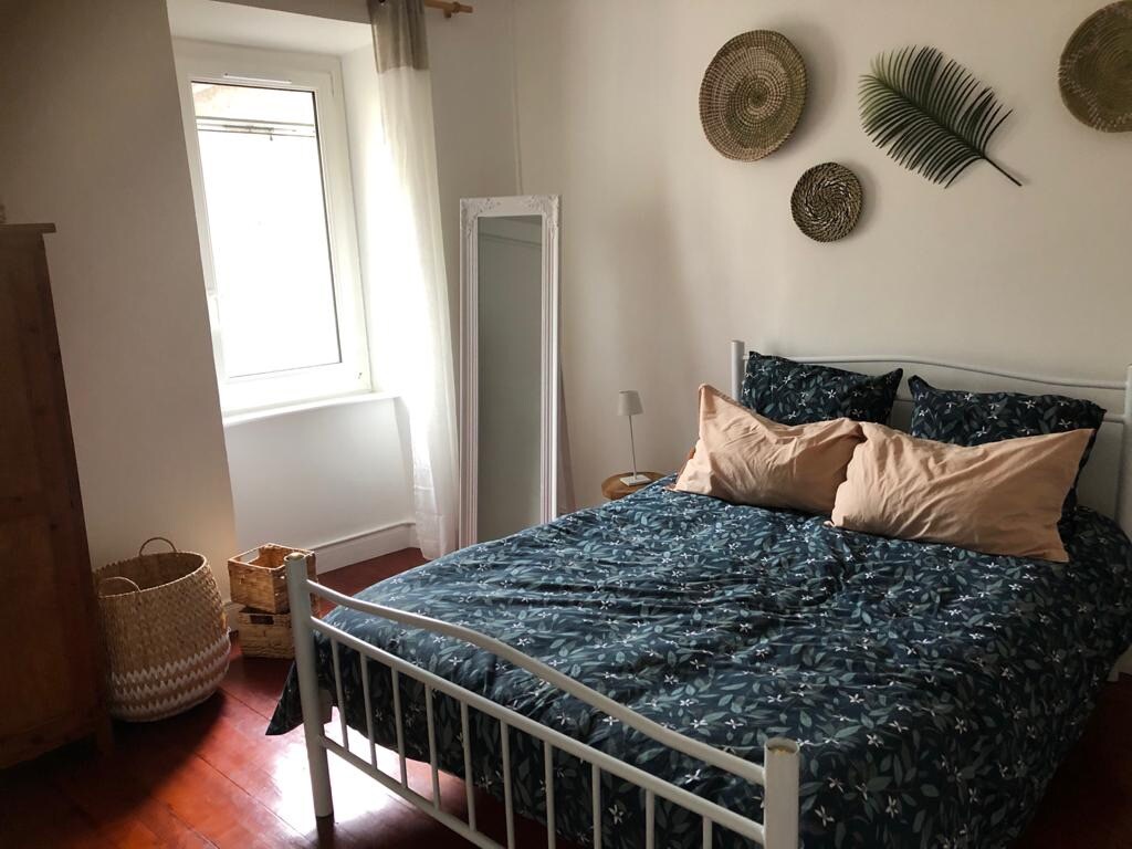 Dormitorio 2 
- Cama 140cm 
- Almacenamiento 