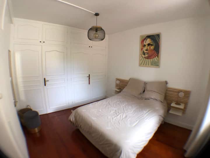 Spavaća soba 3: 
- veliki ormar
- Krevet 140 cm