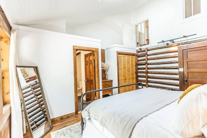 Mountain Majesty: Luxe Lodge on 4 Acres, Asheville gallery image 3