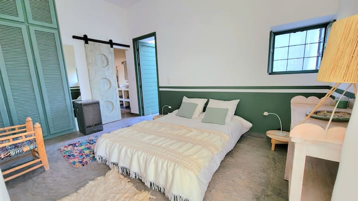 فيلا دار سيليست - غرفة نوم 3 مجهزة بسرير مزدوج مع مدفأة وتراس خاص. الوصول إلى الحمام المشترك بين غرفتي النوم 3 و 4