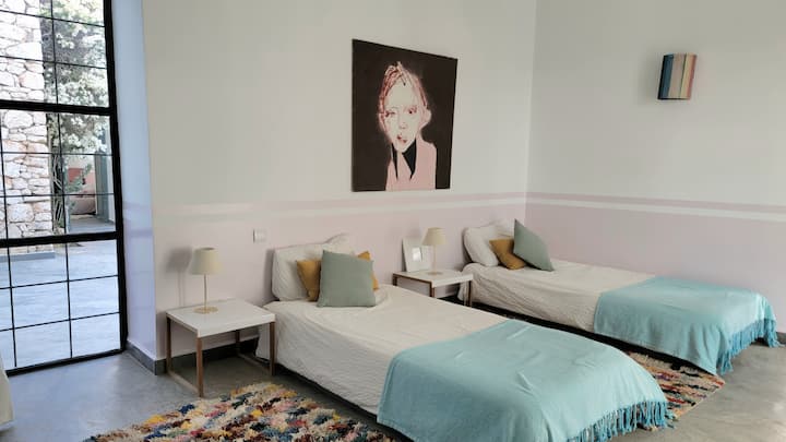 فيلا دار سيليست - غرفة نوم 2 مجهزة بسريرين مفردين، تطل على حمام السباحة، حمام خاص