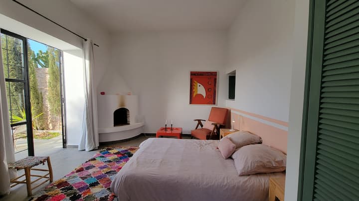 فيلا دار سيليست - غرفة نوم 4 مجهزة بسرير مزدوج ومدفأة وتراس خاص ومشاركة الحمام مع غرفة نوم 3