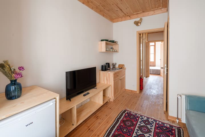Sala de estar y cocina pequeña.