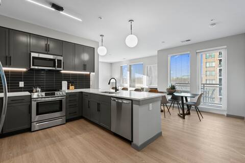 3 BD Apartment + Balcony | Placemakr Columbia