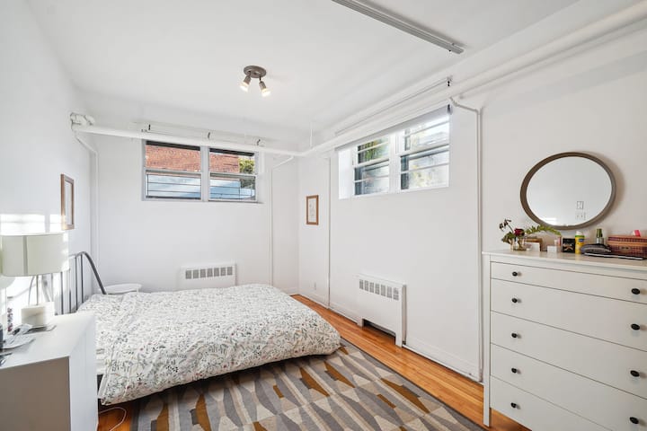 Dormitorio 1 y rincón escritorio a nivel de terraza