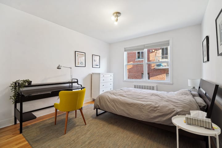 Habitación y zona de oficina en la planta baja