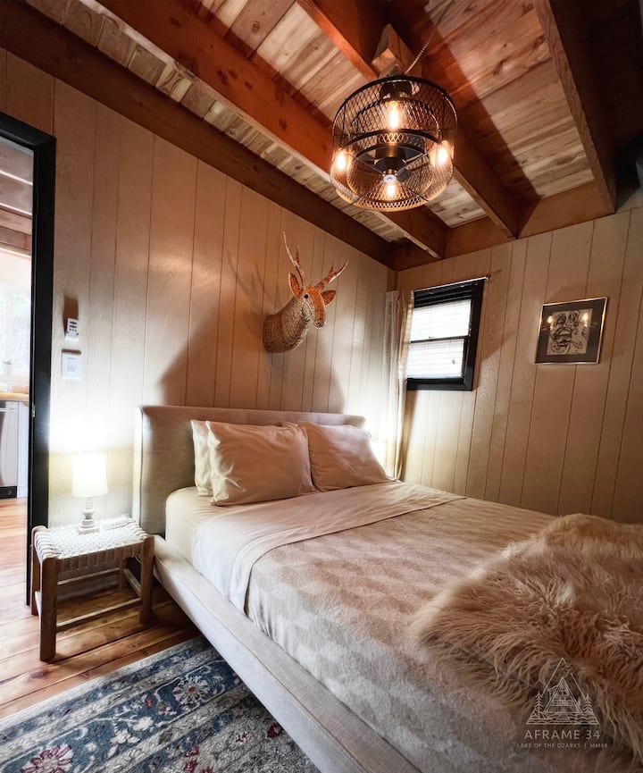 Спална соба на главно ниво со брачен кревет (широк 150-1