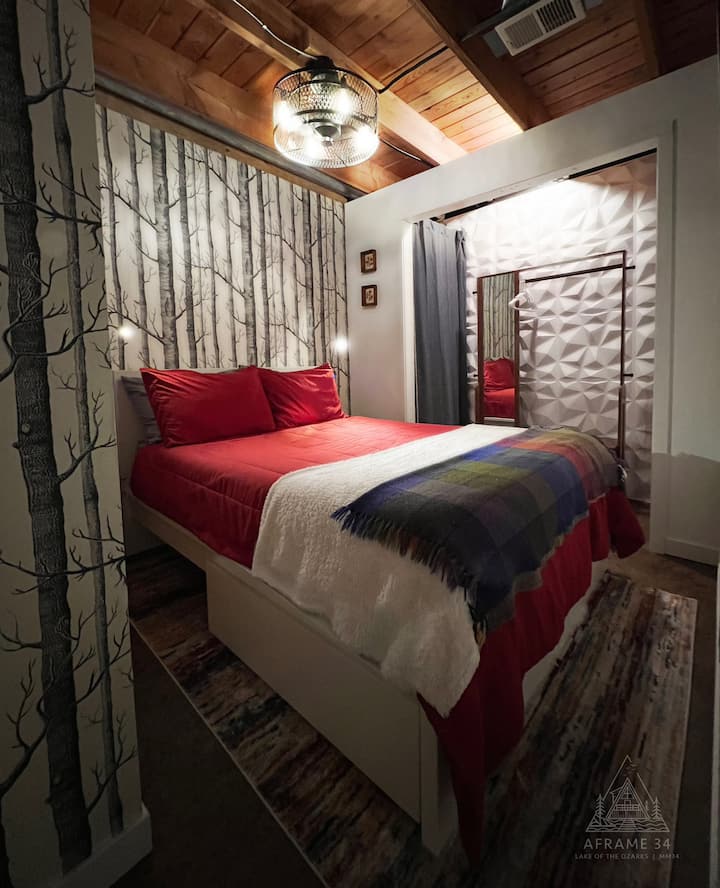 Спална соба на пониско ниво со цел кревет