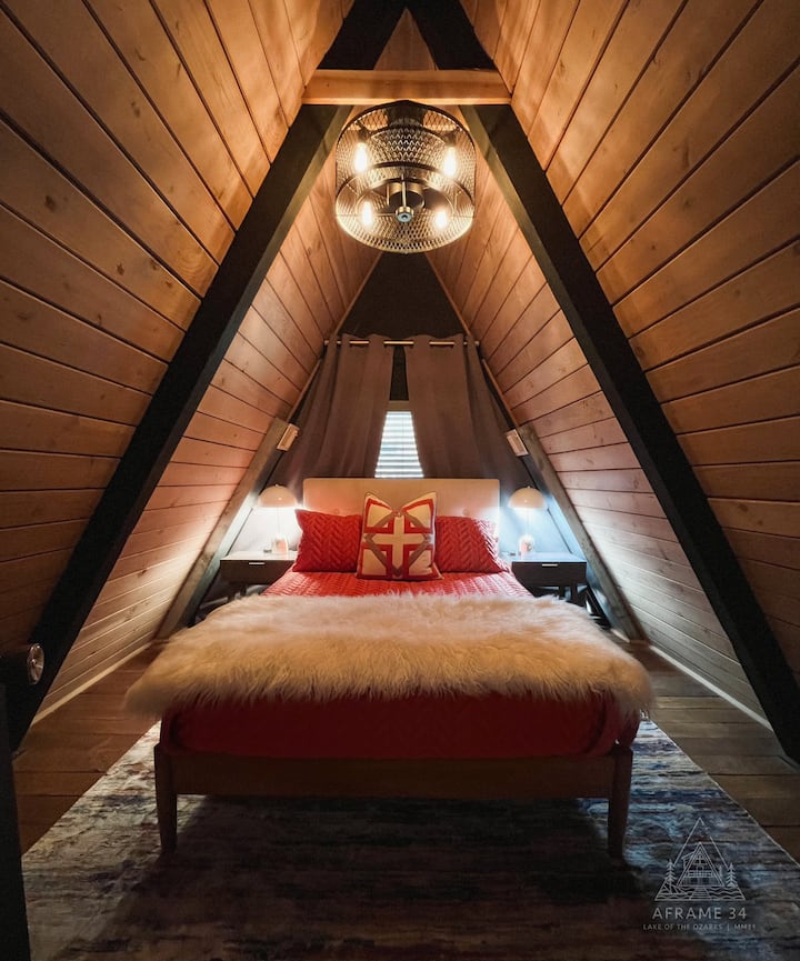 Спална соба на горно ниво со кревет во целосна големина (имајте предвид дека ќе мора да се качите по стрмните скали за да пристапите)