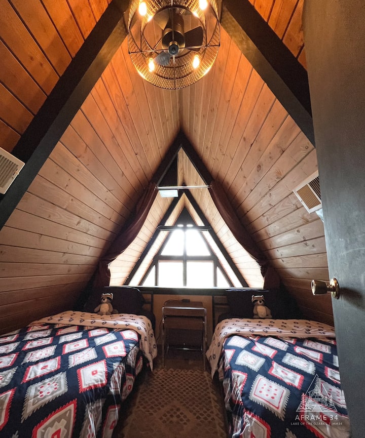 Спална соба на поткровје на горно ниво со два двокреветни кревета (имајте предвид дека ќе мора да се качите по стрмните скали за да пристапите)