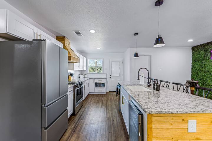 *Cosmic Cowgirl* 3 Min Uber to Stockyards! gallery image 3