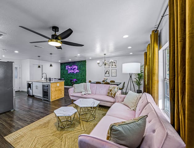 *Cosmic Cowgirl* 3 Min Uber to Stockyards!