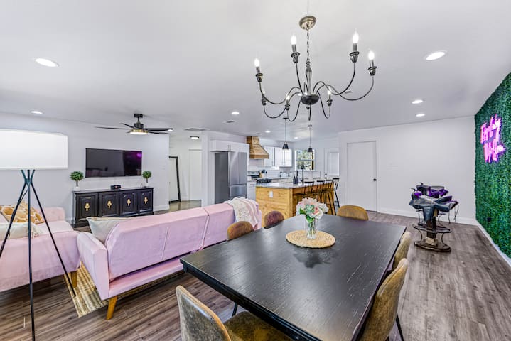 *Cosmic Cowgirl* 3 Min Uber to Stockyards! gallery image 2