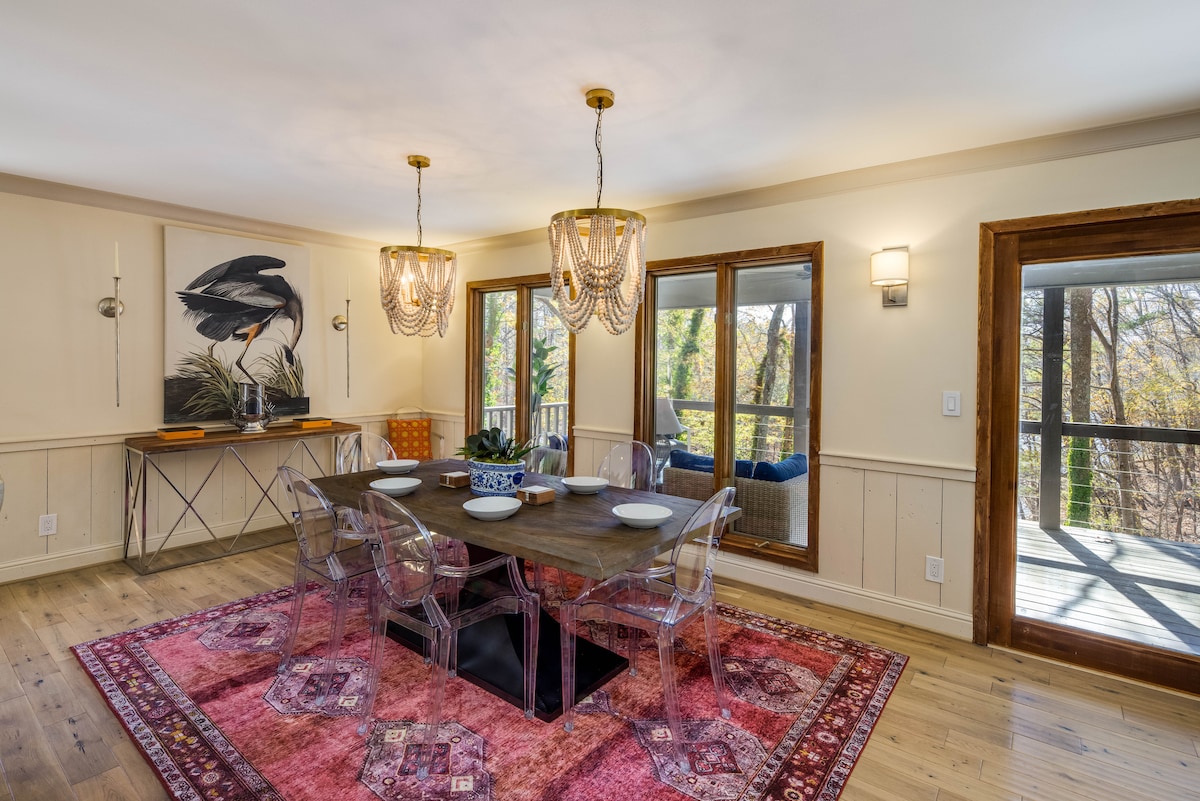 Luxury Lake Retreat in Quiet Cove