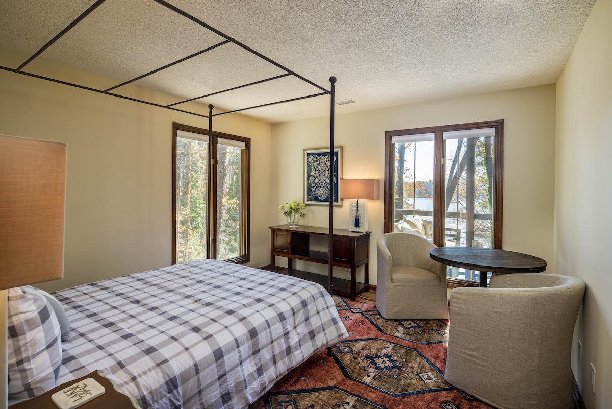 Luxury Lake Retreat in Quiet Cove
