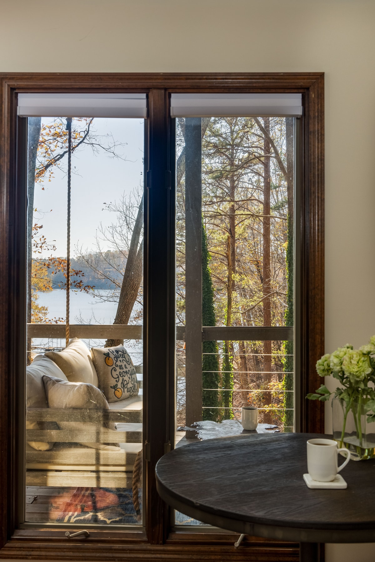Luxury Lake Retreat in Quiet Cove