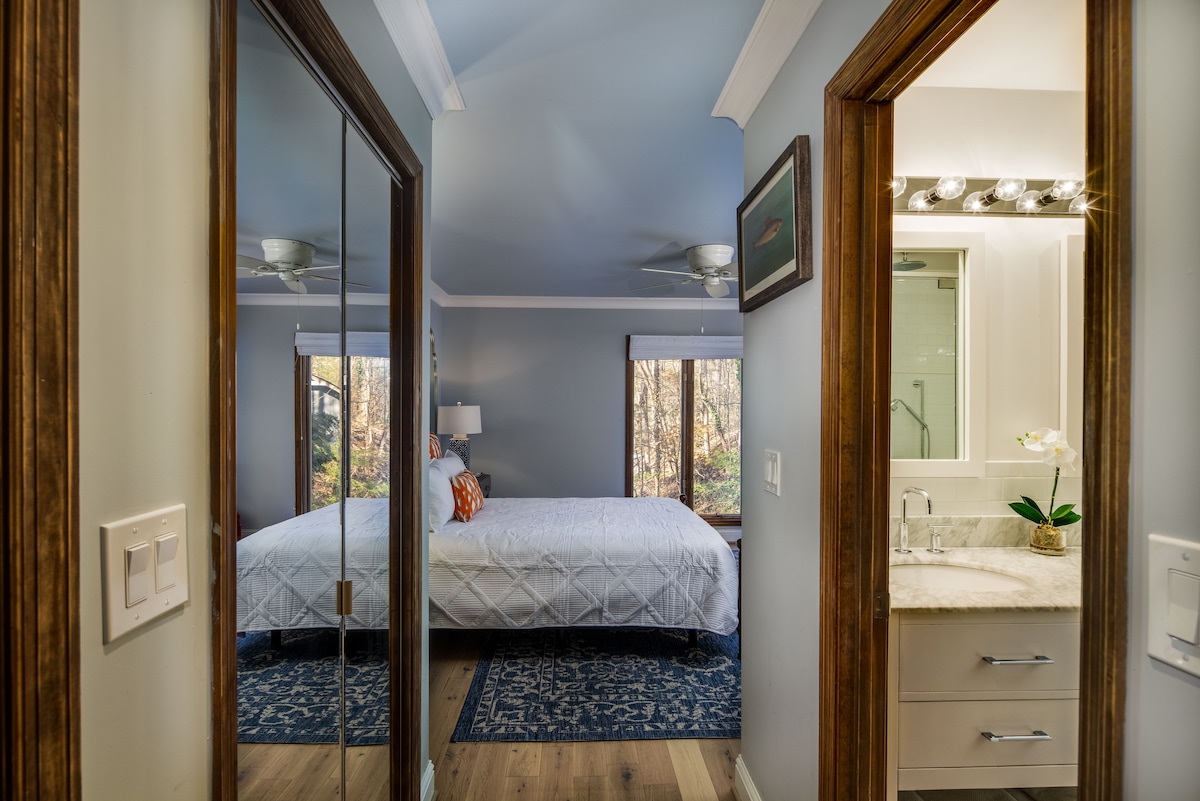 Luxury Lake Retreat in Quiet Cove