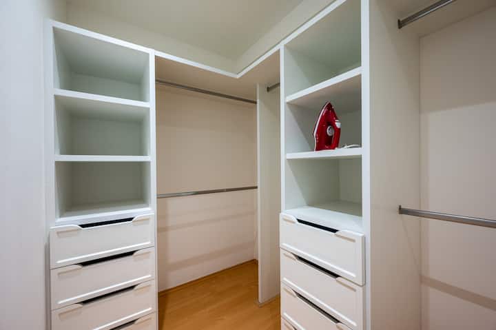 غرفة أنيقة مع إطلالات بانورامية وخزانة واسعة


