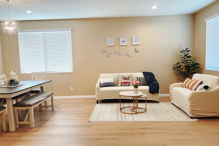 Spacious & Luxuriously Decorated Home-super Clean - ビクタービル, CA