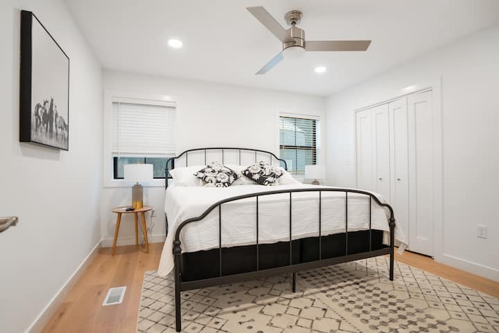 استرح في غرف النوم المصممة بعناية. تنتظرك أغطية ناعمة وديكور أنيق وأجواء هادئة

جناح رئيسي واسع بمقاس كبير