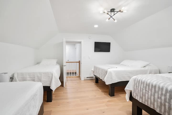 لدينا غرفة بطابقين نابضة بالحياة ومريحة، مثالية للأطفال والشباب في القلب. مع جو مرح ومريح، تم تصميم هذه الغرفة لتجربة نوم مثالية