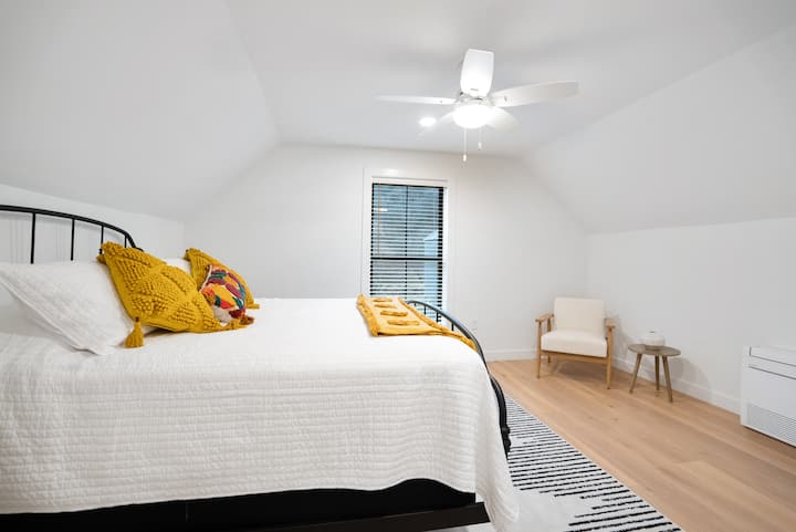 غرفة نوم تضم سرير كينج - الاسترخاء والحصول على نوم مريح 