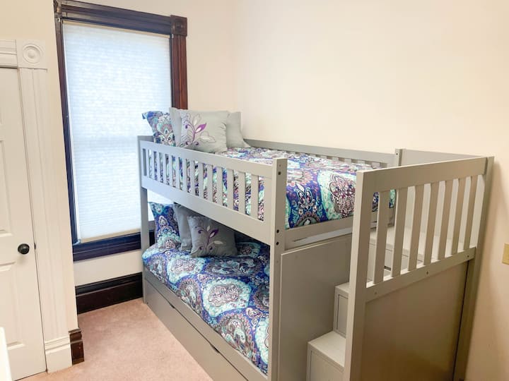 Spavaća soba dva s krevetima na kat i stropovima visokim 10 stopa