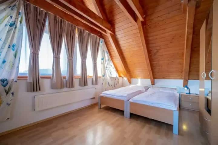 Chumba cha kulala kinachoangalia Ziwa Lipno.