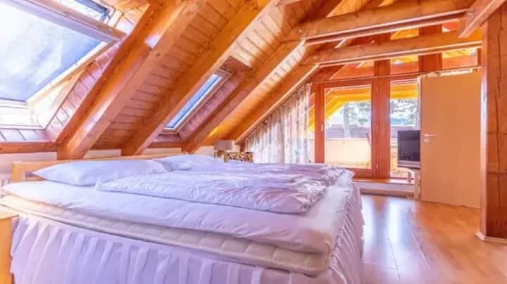 Chumba cha kulala chenye ufikiaji wa baraza.